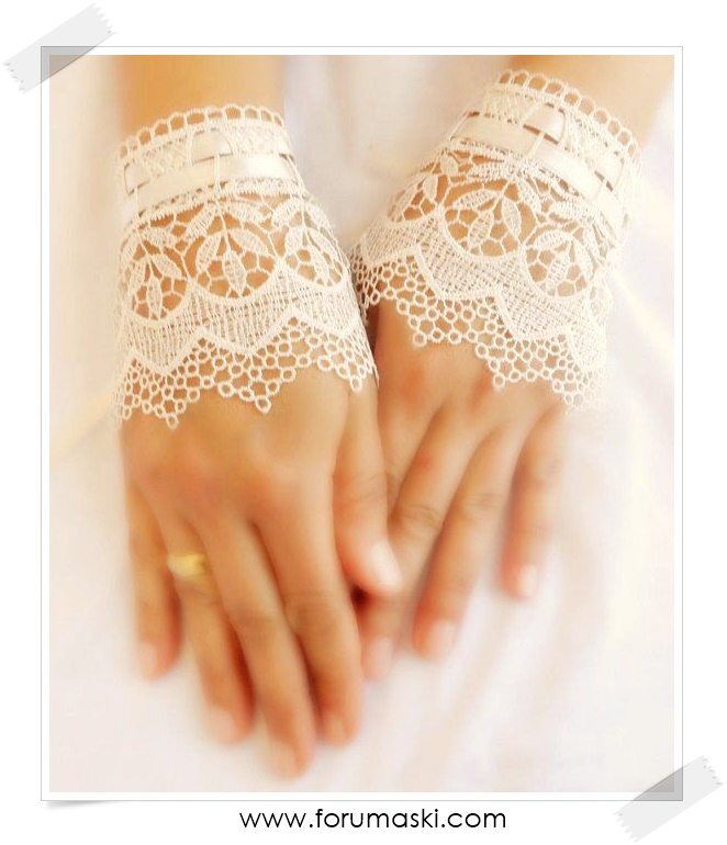 Lace wears. Кружевные манжеты. Манжеты с кружевом. Вязаные кружевные перчатки. Перчатки Свадебные.